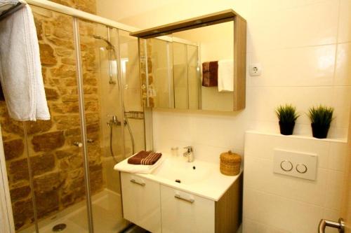 Ένα μπάνιο στο Apartments by the sea Sveti Filip i Jakov, Biograd - 17695