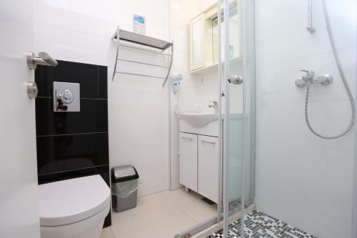 ein Bad mit einem WC und einer Glasdusche in der Unterkunft Rooms with a swimming pool Kastel Stafilic, Kastela - 17710 in Kaštela