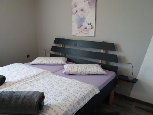 2 Einzelbetten in einem Schlafzimmer mit lila Bettwäsche in der Unterkunft Apartments and rooms with parking space Slunj, Plitvice - 17719 in Slunj