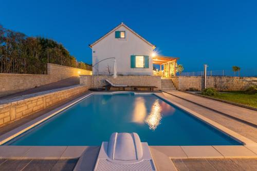 Fotografia z galérie ubytovania Seaside family friendly house with a swimming pool Guduce, Ugljan - 17668 v destinácii Ugljan