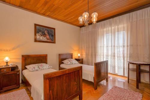1 Schlafzimmer mit 2 Betten und einem Fenster in der Unterkunft Holiday house with a parking space Svirce, Hvar - 17682 in Vrbanj