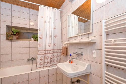 ein Badezimmer mit Waschbecken, Dusche und Badewanne in der Unterkunft Holiday house with a parking space Svirce, Hvar - 17682 in Vrbanj