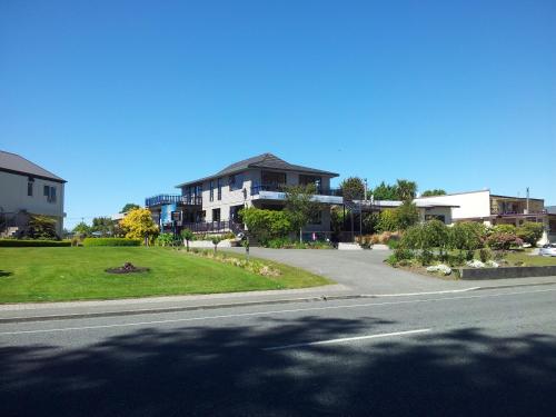 a street with a house on the side of the road at Edgewater Motel in Te Anau