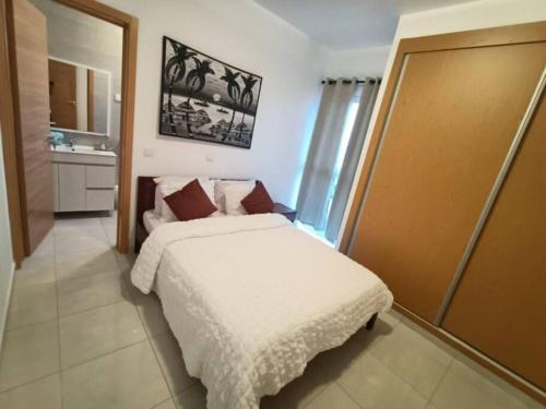 - une chambre avec un lit blanc et une salle de bains dans l'établissement New, Modern, and Cozy 3 Bedroom Apartment., à Santa Maria