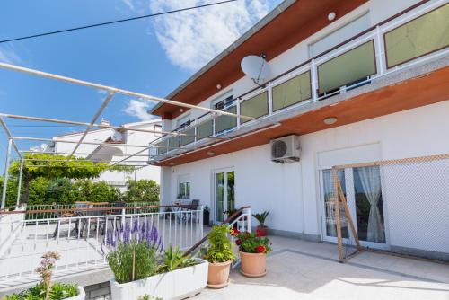 Apartments with parking space Rab - 17684