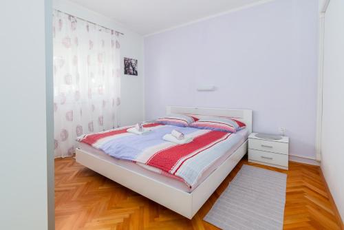 Apartments with parking space Rab - 17684