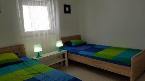 Posteľ alebo postele v izbe v ubytovaní Apartments with a parking space Nin, Zadar - 17784