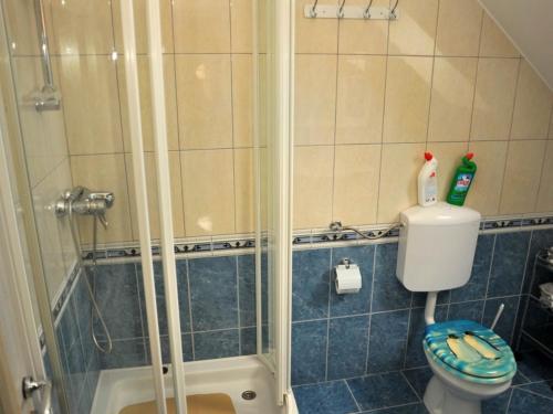 ein Bad mit einer Dusche, einem WC und einem Waschbecken in der Unterkunft Apartments by the sea Sutivan, Brac - 17796 in Sutivan