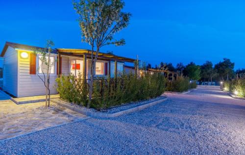 Fotografia z galérie ubytovania Family friendly apartments with a swimming pool Drage, Biograd - 17819 v Pakoštane