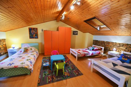 Ένα ή περισσότερα κρεβάτια σε δωμάτιο στο Family friendly house with a swimming pool Marici, Labin - 17820