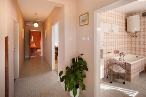 Ένα μπάνιο στο Family friendly house with a swimming pool Marici, Labin - 17820