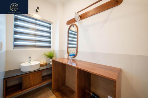 a bathroom with a sink and a mirror at OH FAMILY QUY NHON HOMESTAY in Quy Nhon