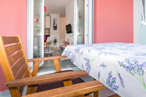 um quarto com uma cama, uma cadeira e uma mesa em Apartments and rooms with parking space Grebastica, Sibenik - 17831 em Sibenik
