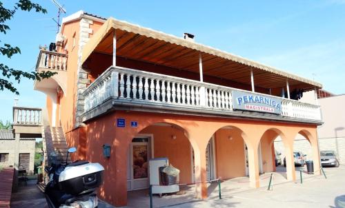 Apartments with parking space Vodice - 17853