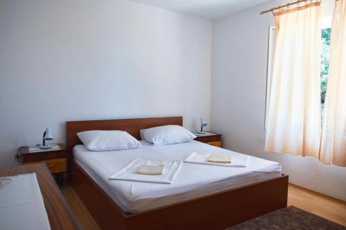 sypialnia z łóżkiem i dwoma ręcznikami na nim w obiekcie Apartments by the sea Starigrad, Paklenica - 17865 w mieście Starigrad-Paklenica