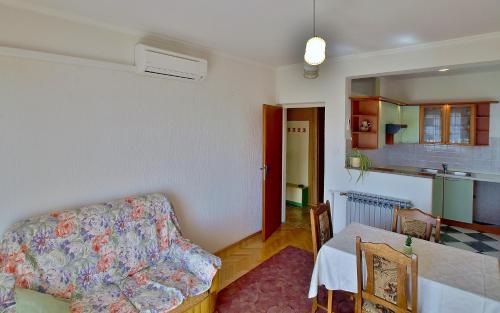 Apartments with parking space Palit, Rab - 17881
