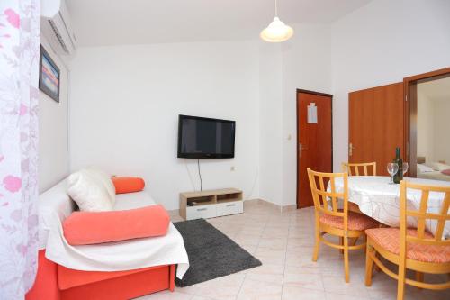 Family-friendly apartments with swimming pool Razanj, Rogoznica - 17867