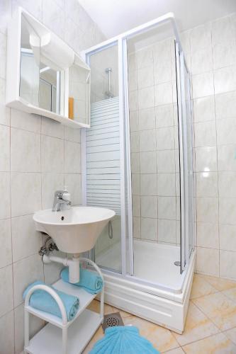 Family-friendly apartments with swimming pool Razanj, Rogoznica - 17867