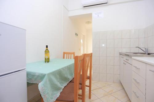 Kuchyňa alebo kuchynka v ubytovaní Family-friendly apartments with swimming pools Razanj, Rogoznica - 17867