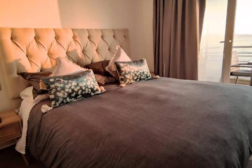a bedroom with a large bed with pillows on it at Reñaca. Increíble vista al mar, pasos del sector 5 in Viña del Mar
