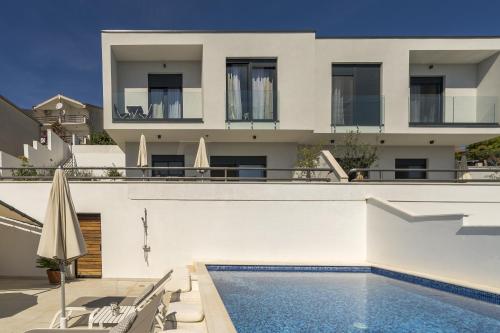 Seaside apartments with a swimming pool Rastici, Ciovo - 17889