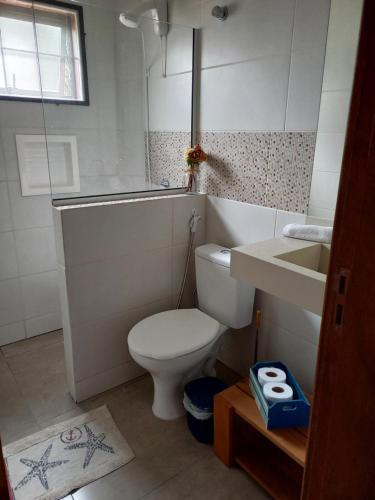 y baño con aseo y lavamanos. en Residencial Maria Vitoria, en Florianópolis