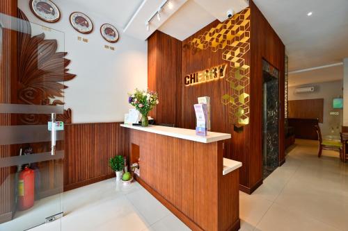 una sala de espera con paneles de madera y un mostrador en Cherry Central Hotel- Near Opera House, en Ho Chi Minh