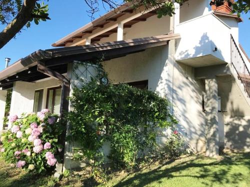 a white house with flowers in front of it at Rooms with a parking space Buzet, Central Istria - Sredisnja Istra - 17835 in Buzet