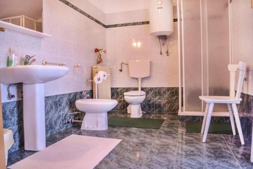 baño con 2 aseos y lavamanos en Rooms with a parking space Buzet, Central Istria - Sredisnja Istra - 17835, en Buzet