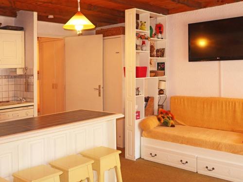- une cuisine avec un comptoir et un canapé dans la chambre dans l'établissement Studio pour 4 pers, skis aux pieds, garderie proche - FR-1-322-486, aux Orres