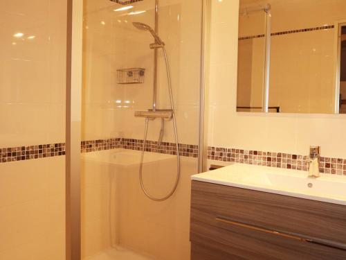 une salle de bain avec douche et lavabo dans l'établissement Studio pour 4 pers, skis aux pieds, garderie proche - FR-1-322-486, aux Orres