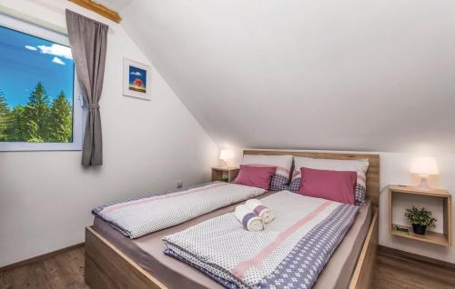 een slaapkamer met een bed met roze en witte lakens bij Apartments for families with children Jasenak, Karlovac - 17932 in Jasenak