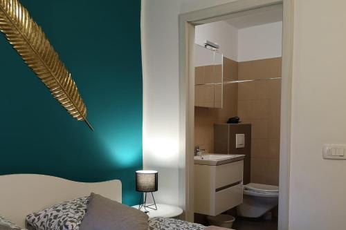 sypialnia z łóżkiem, umywalką i lustrem w obiekcie Apartments and rooms with parking space Hum, Central Istria - Sredisnja Istra - 17939 w mieście Roč