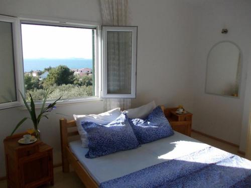 Katil atau katil-katil dalam bilik di Family friendly house with a parking space Primosten - 17979