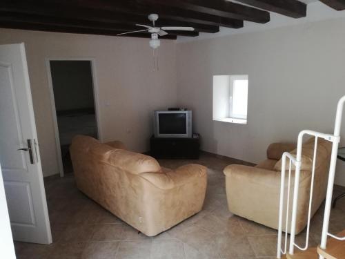 un soggiorno con 2 divani e una TV di Holiday house with a parking space Olib - 17985 a Olib (Ulbo)