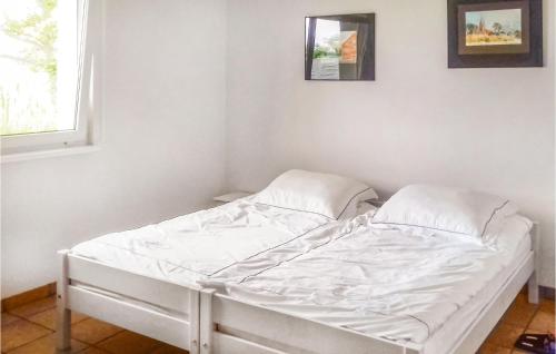 En eller flere senge i et værelse på Beautiful Home In Nowe Warpno With Kitchenette