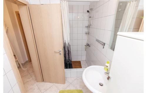 ein Bad mit einer Dusche, einem WC und einem Waschbecken in der Unterkunft Apartments for families with children Krasica, Rijeka - 18032 in Krasica