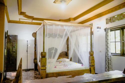 Ein Bett oder Betten in einem Zimmer der Unterkunft Jungle Inn Bukit lawang