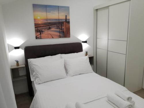 Apartments with parking space Trogir - 18045