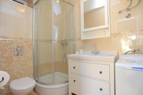 y baño con ducha, aseo y lavamanos. en Holiday house with a parking space Zivogisce - Strnj - Zivogosce - Strnj, Makarska - 18025 en Živogošće