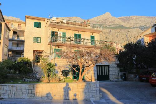 Apartments and rooms with parking space Makarska - 18028