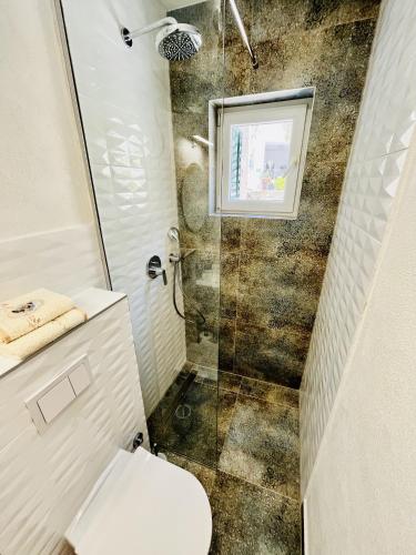 Apartments and rooms with parking space Makarska - 18028