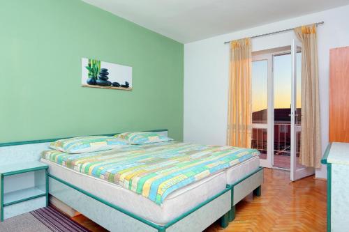 Apartments and rooms with parking space Makarska - 18028