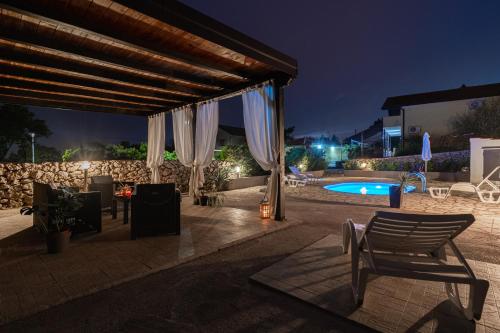 Bazén v ubytování Family-friendly apartments with swimming pools Krasica, Rijeka - 18059 nebo v jeho okolí