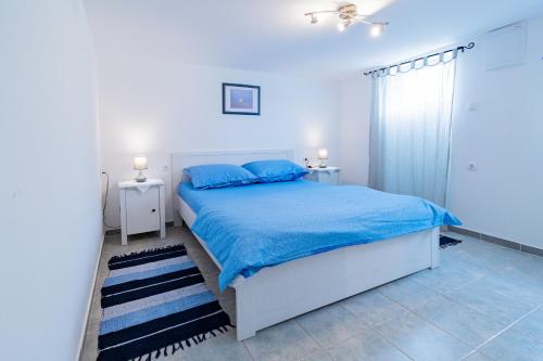 Posteľ alebo postele v izbe v ubytovaní Family friendly apartments with a swimming pool Krasica, Rijeka - 18059