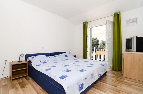 Posteľ alebo postele v izbe v ubytovaní Family friendly seaside apartments Dingac - Borak, Peljesac - 18060