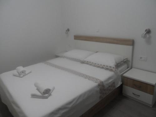 1 Schlafzimmer mit 2 Betten und weißer Bettwäsche in der Unterkunft Apartments with a parking space Opuzen, Neretva Delta - Usce Neretve - 18070 in Opuzen