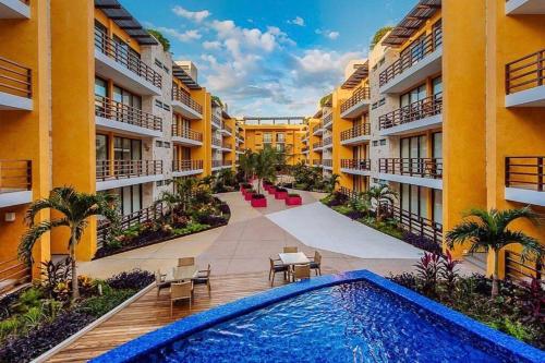 a view of the courtyard of a building with a swimming pool at Lujoso departamento en el corazón de Playa in Playa del Carmen