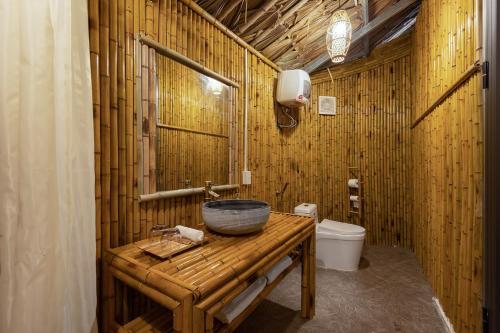 Ένα μπάνιο στο Om Tara Retreat