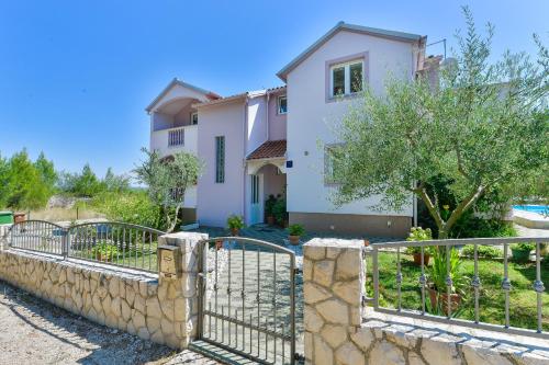 Family-friendly apartments with swimming pool Zadar - 18098